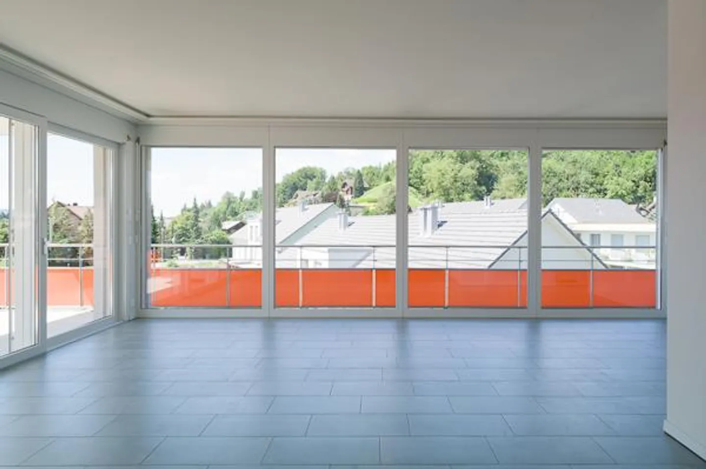 Helle Attikawohnung mit Balkon - Foto 3 von 13