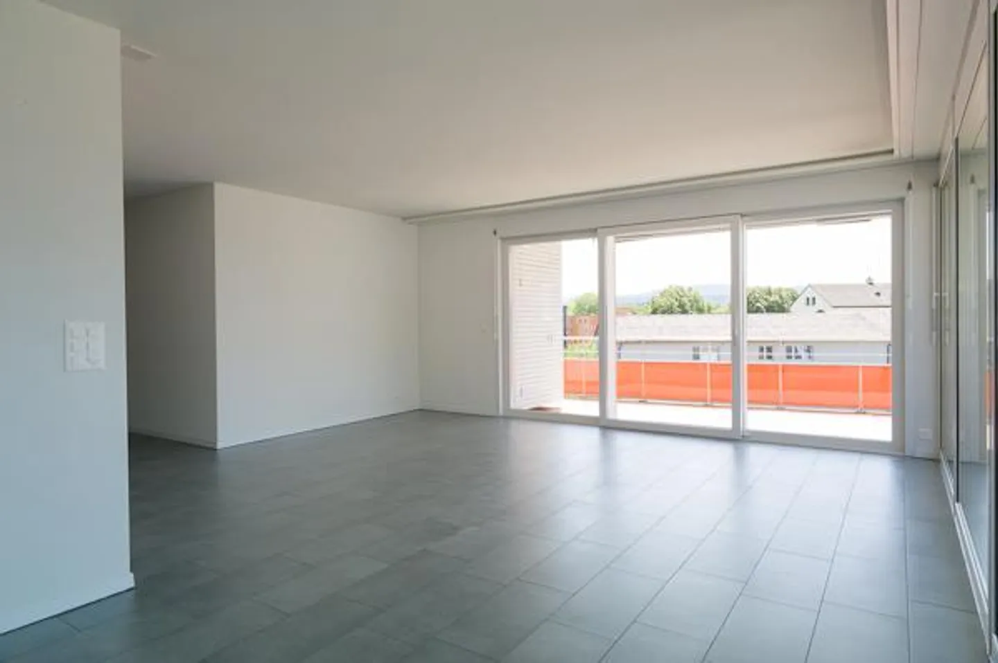 Helle Attikawohnung mit Balkon - Foto 4 von 13