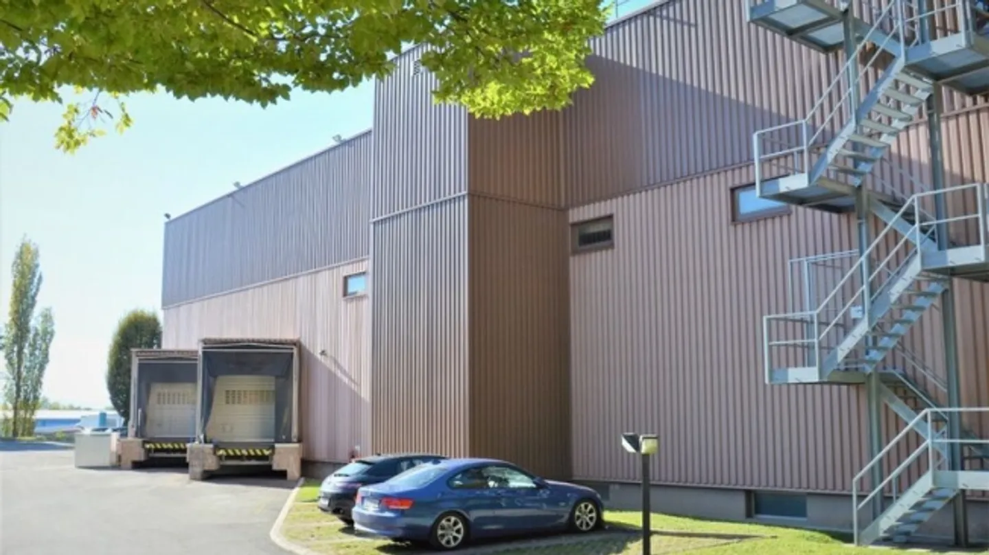 Motorway 3 min - Warehouse - Loading Docks - Truck Access - Photo 1 of 1