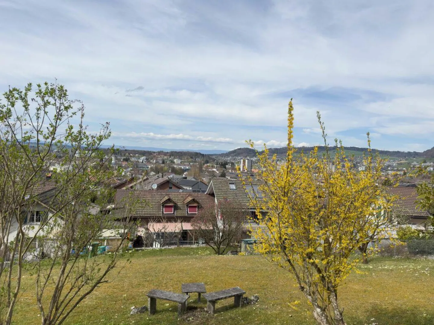 4.5-Room Semi-Detached Single-Family House on an Exceptionally Generous Plot of 948 m² - Photo 1 of 30