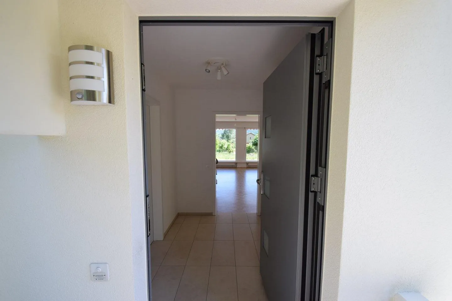 Arrive and feel at home - Family house with Bielersee view in Erlach - Photo 3 of 13