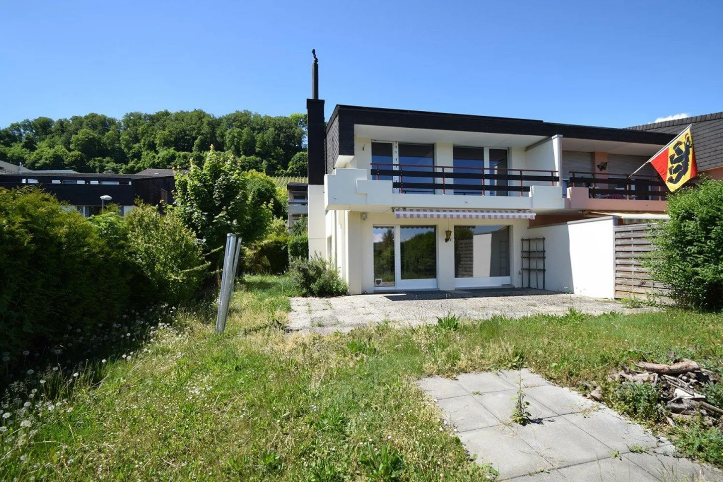 Arrive and feel at home - Family house with Bielersee view in Erlach - Photo 1 of 13