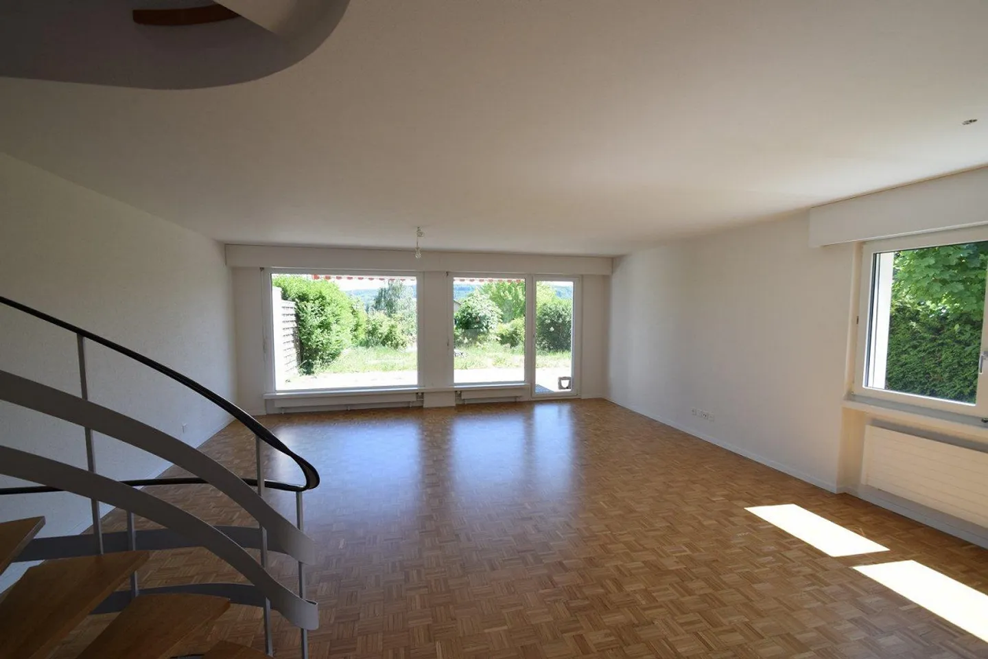 Arrive and feel at home - Family house with Bielersee view in Erlach - Photo 4 of 13