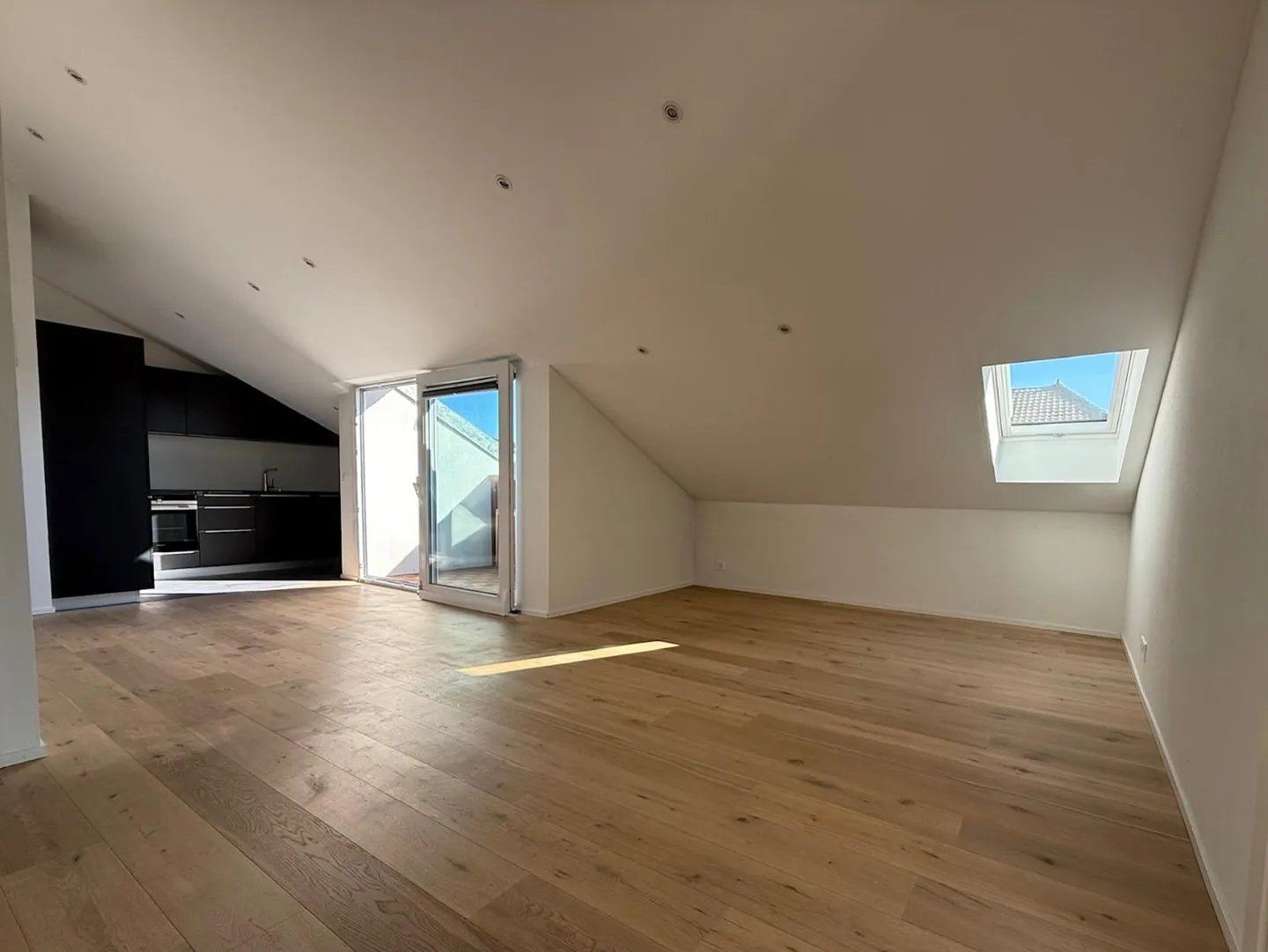 For Sale – Magnificent 4.5-Room Apartment on the Top Floor in Cudrefin - Photo 2 of 6