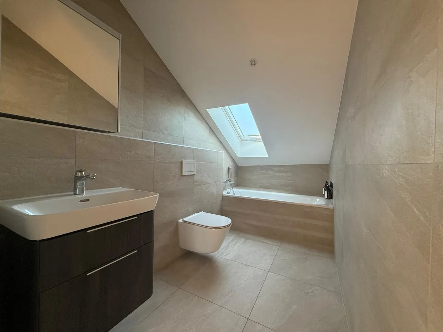 For Sale – Magnificent 4.5-Room Apartment on the Top Floor in Cudrefin - Photo 5 of 6