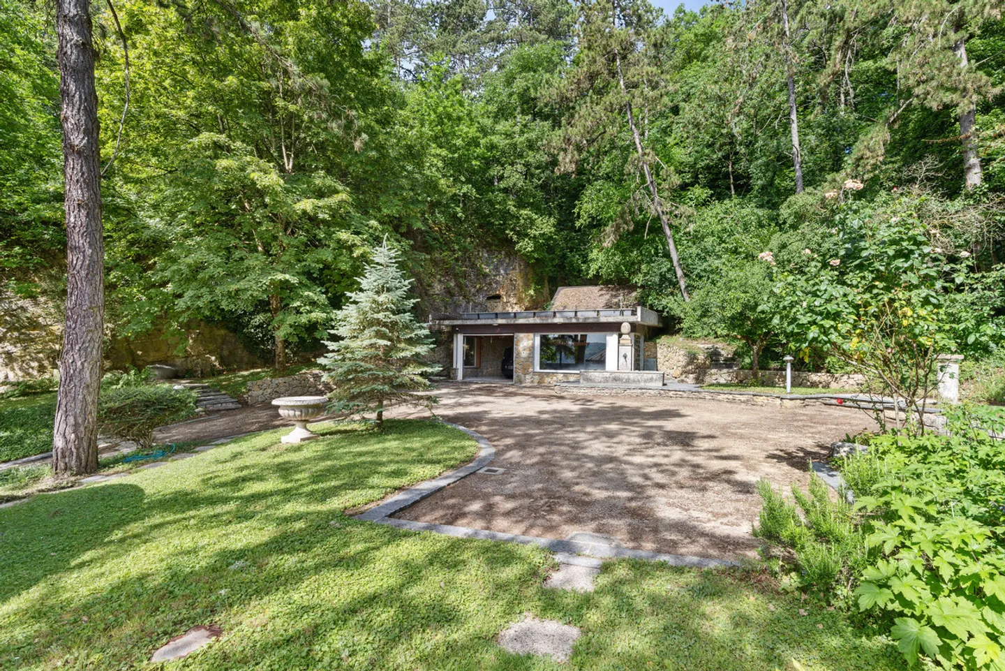 An exceptional property combining nature, forest, and urban proximity. - Photo 4 of 13