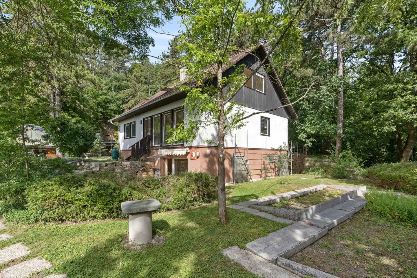 An exceptional property combining nature, forest, and urban proximity. - Photo 5 of 13