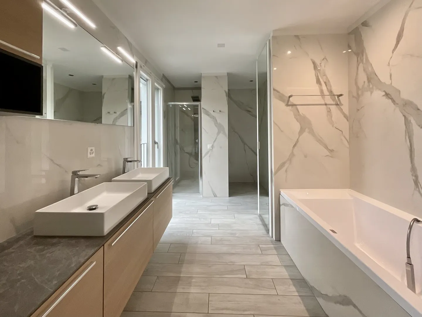 CASLANO - SPACIOUS 6.5 ROOM APARTMENT WITH SWIMMING POOL FOR SALE - Photo 1 of 13
