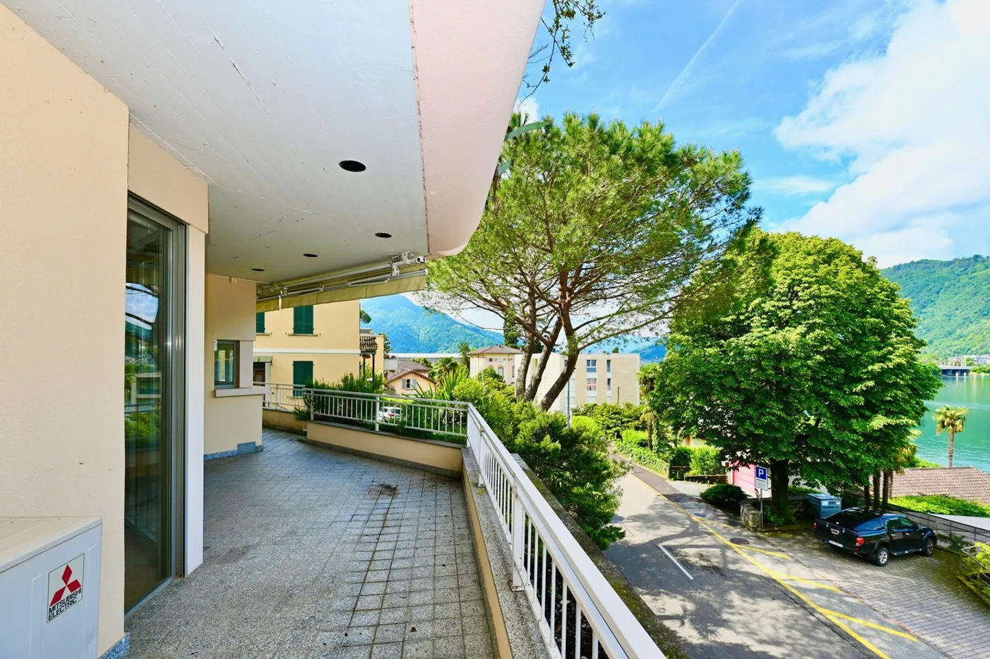 Apartment with Breathtaking Lake View for Sale in Bissone - Photo 8 of 21