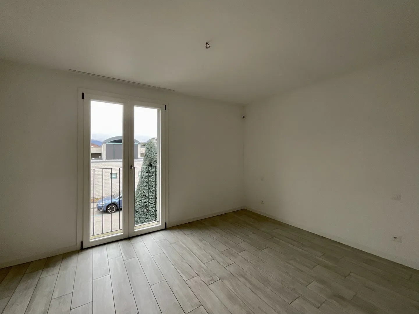 CASLANO - SPACIOUS 6.5 ROOM APARTMENT WITH SWIMMING POOL FOR SALE - Photo 5 of 13