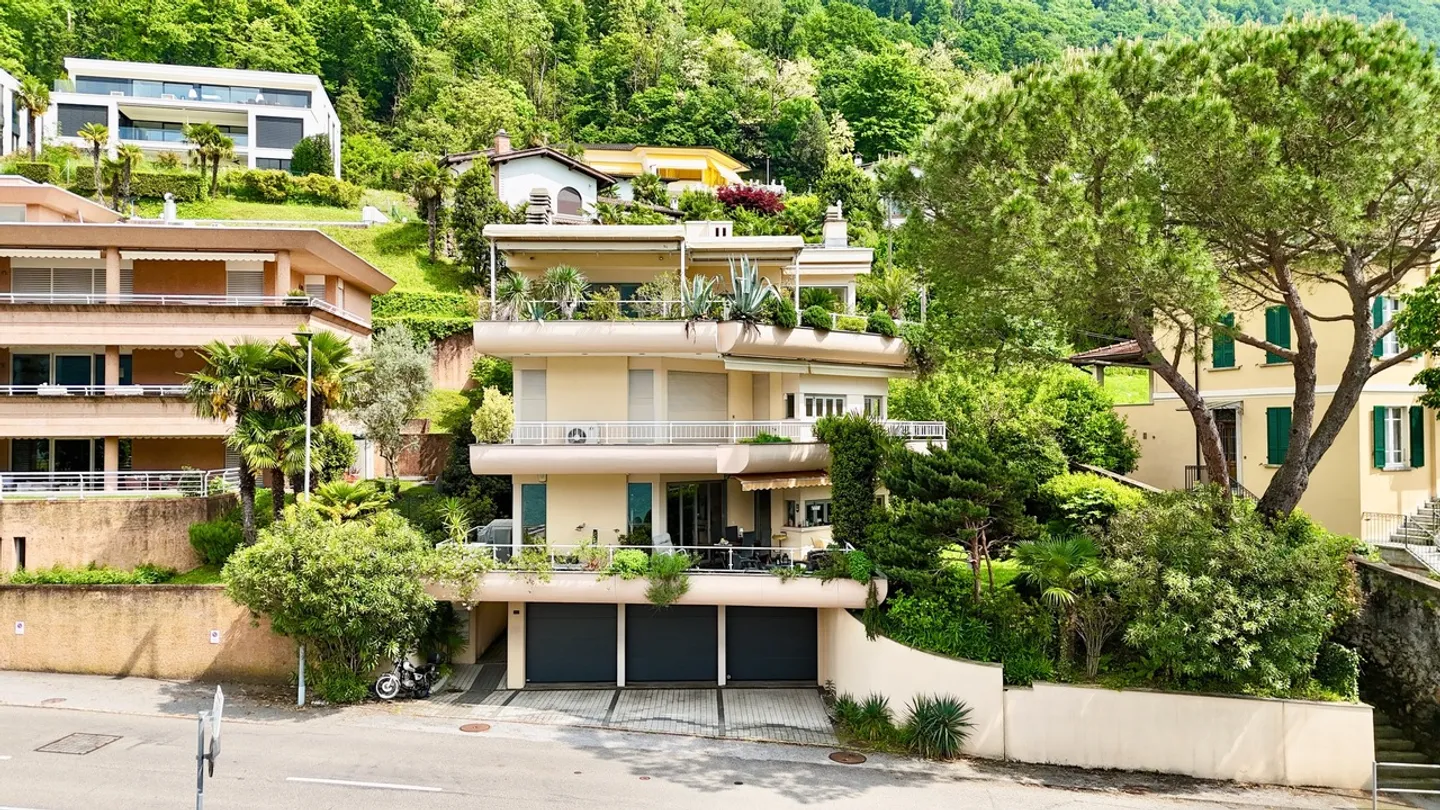 Apartment with Breathtaking Lake View for Sale in Bissone - Photo 2 of 21