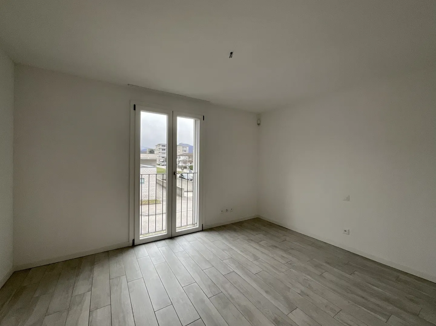 CASLANO - SPACIOUS 6.5 ROOM APARTMENT WITH SWIMMING POOL FOR SALE - Photo 7 of 13