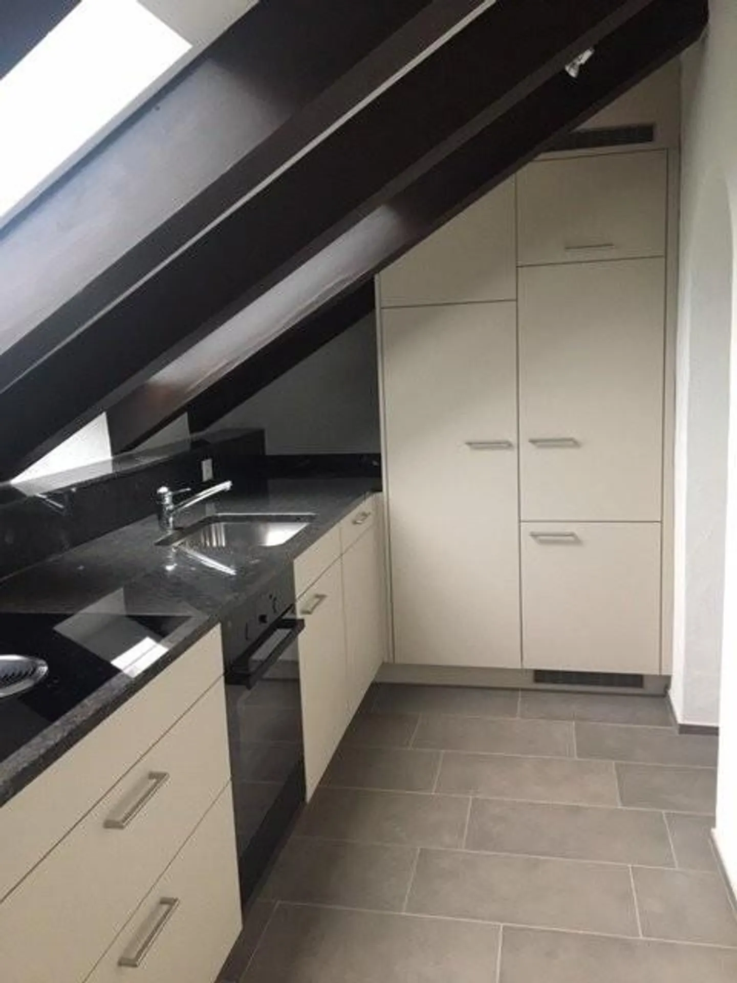 Charmante appartement sous les combles entre Waffenplatz et Wollishofen - Photo 3 sur 6