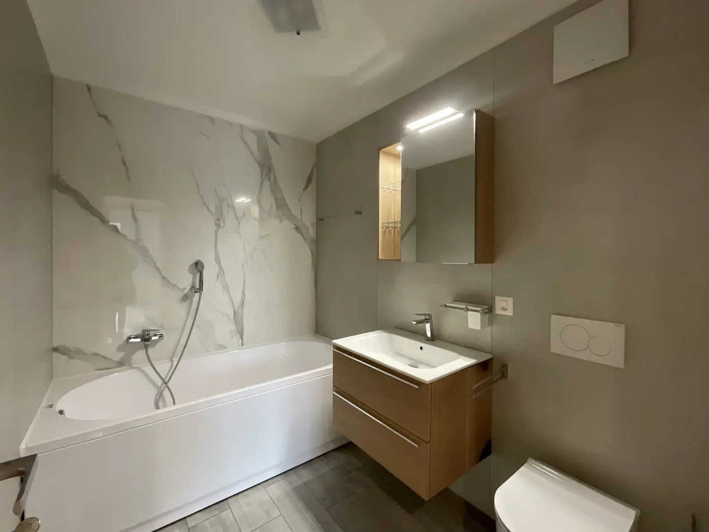 CASLANO - SPACIOUS 6.5 ROOM APARTMENT WITH SWIMMING POOL FOR SALE - Photo 8 of 13