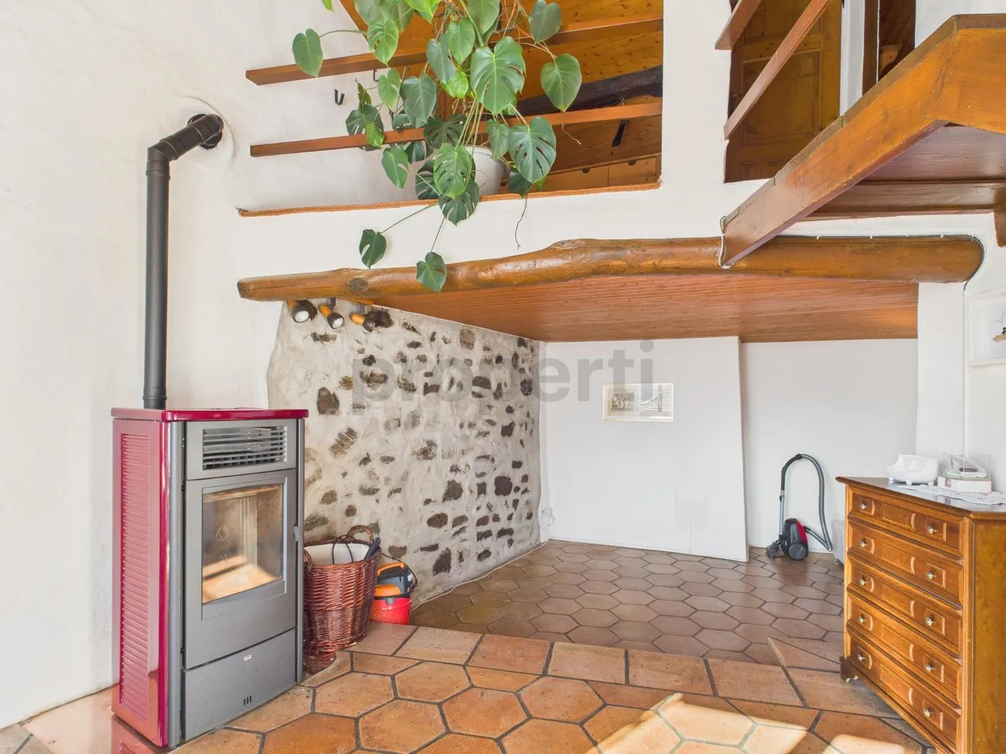 Elegant independent house with 3 rooms and balcony, Breggia - Photo 1 of 11