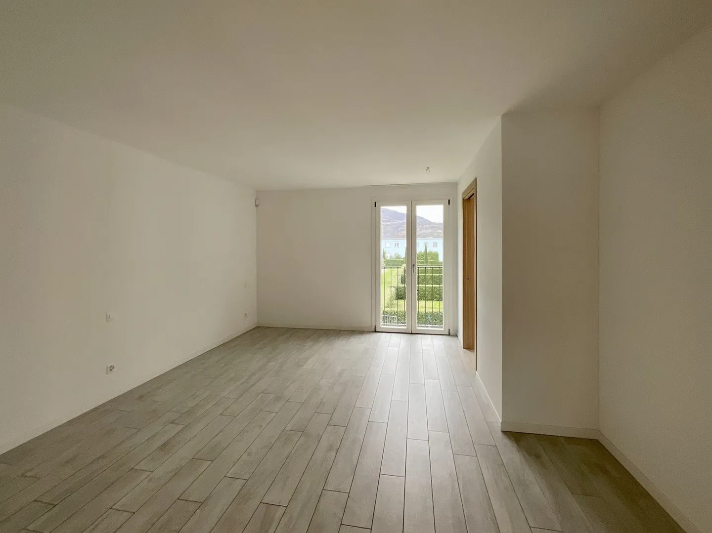 CASLANO - SPACIOUS 6.5 ROOM APARTMENT WITH SWIMMING POOL FOR SALE - Photo 9 of 13