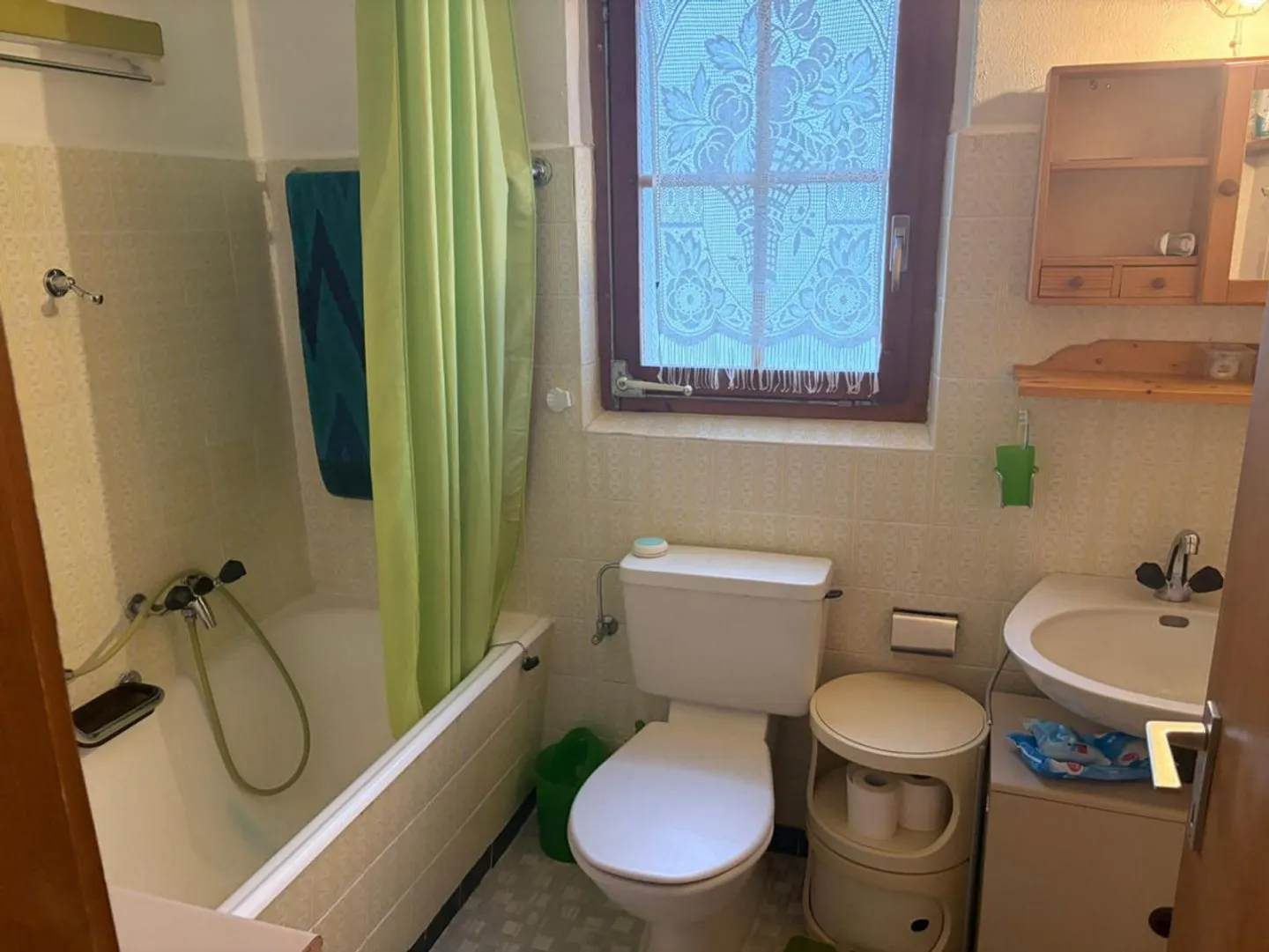 5 1/2-Room Apartment in a Very Quiet, Sunny Location with a View - Photo 17 of 33