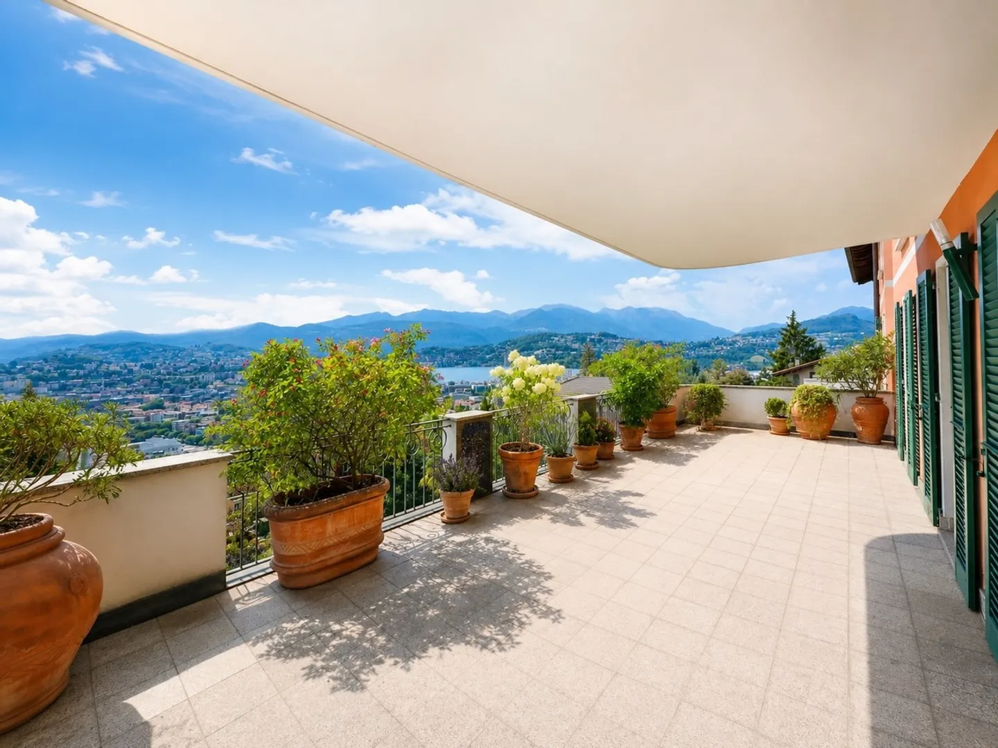 Elegante Appartamento con Vista Panoramica sul Lago e Monti - Photo 4 of 15