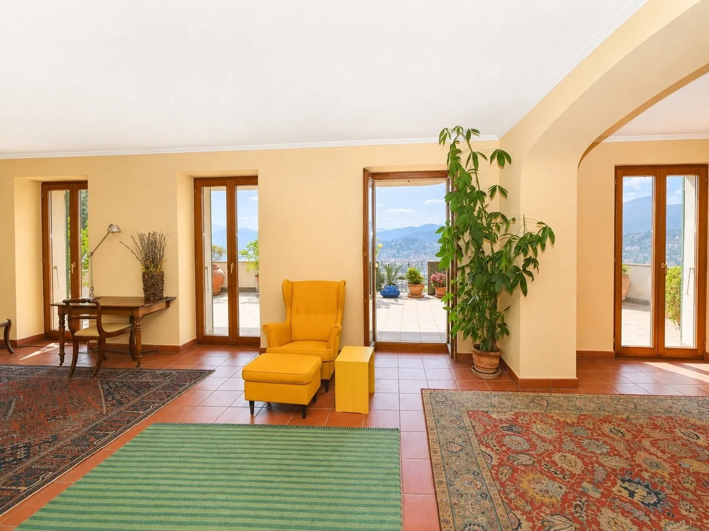 Elegante Appartamento con Vista Panoramica sul Lago e Monti - Photo 5 of 15