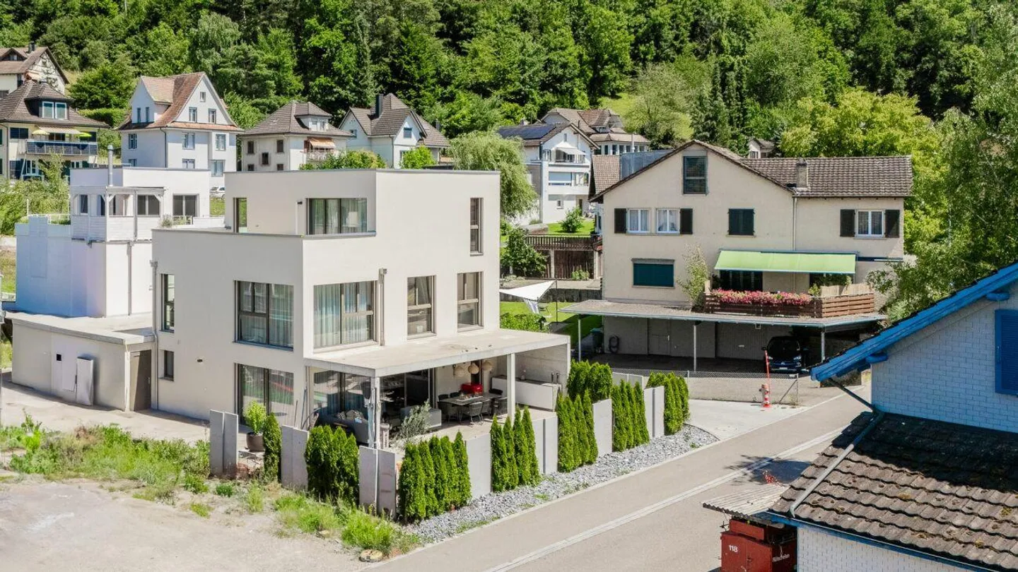 Il design incontra il comfort abitativo - Casa unifamiliare di 5,5 stanze con finiture di alta qualità e piscina esterna - Foto 4 di 18