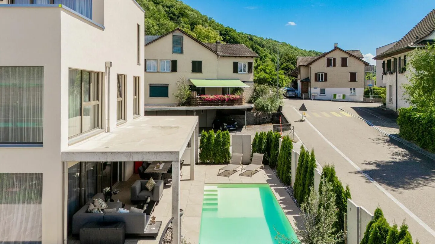 Il design incontra il comfort abitativo - Casa unifamiliare di 5,5 stanze con finiture di alta qualità e piscina esterna - Foto 1 di 18