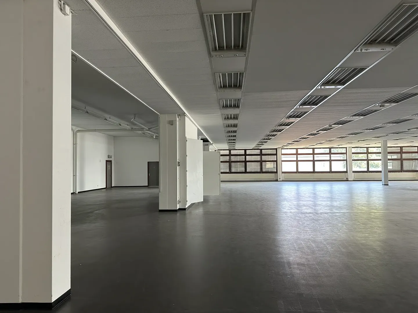 Sale of a large commercial/industrial building/warehouse - Photo 3 of 10
