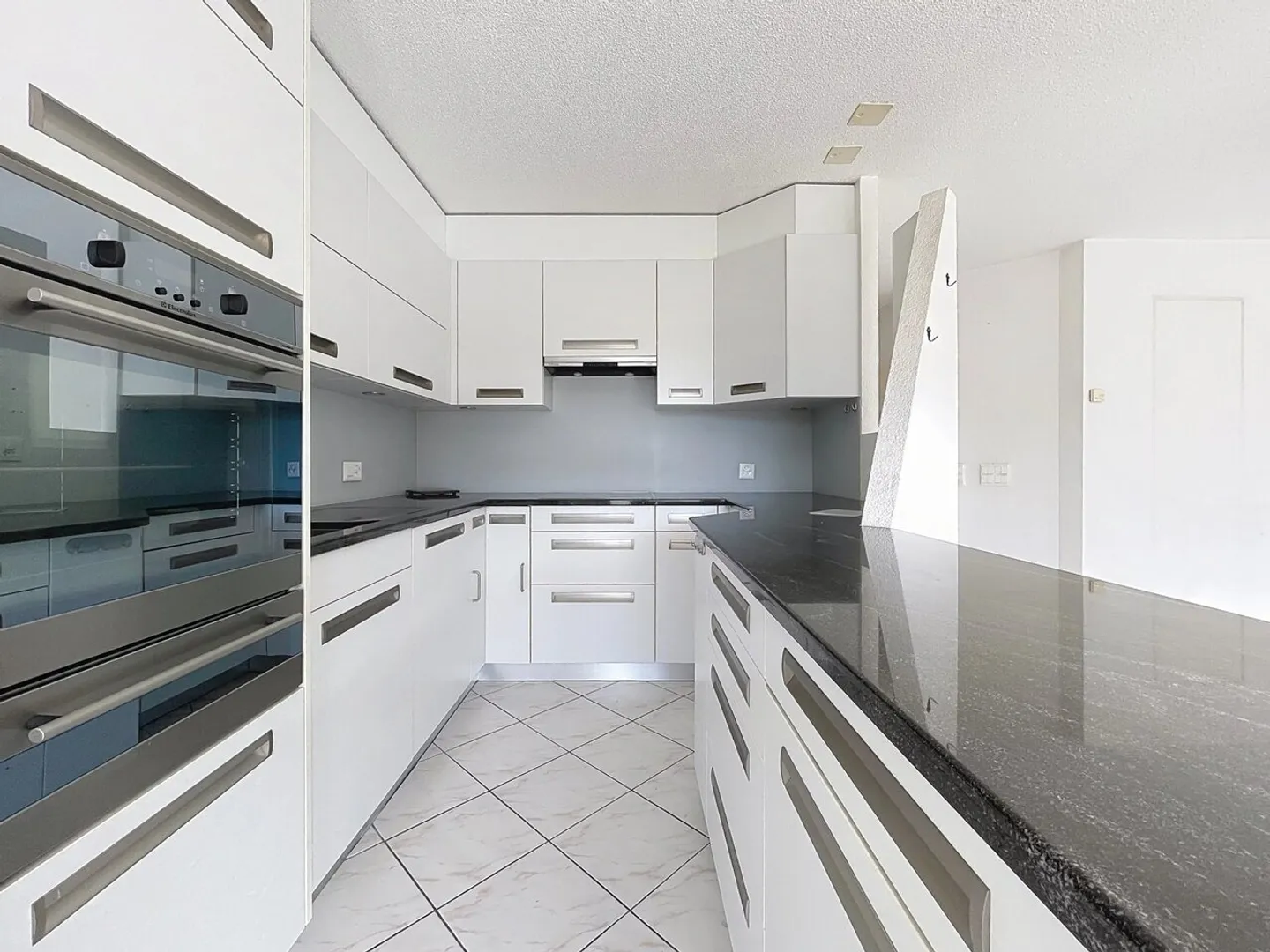 Exclusivity - Superb opportunity near the center - Photo 3 of 11