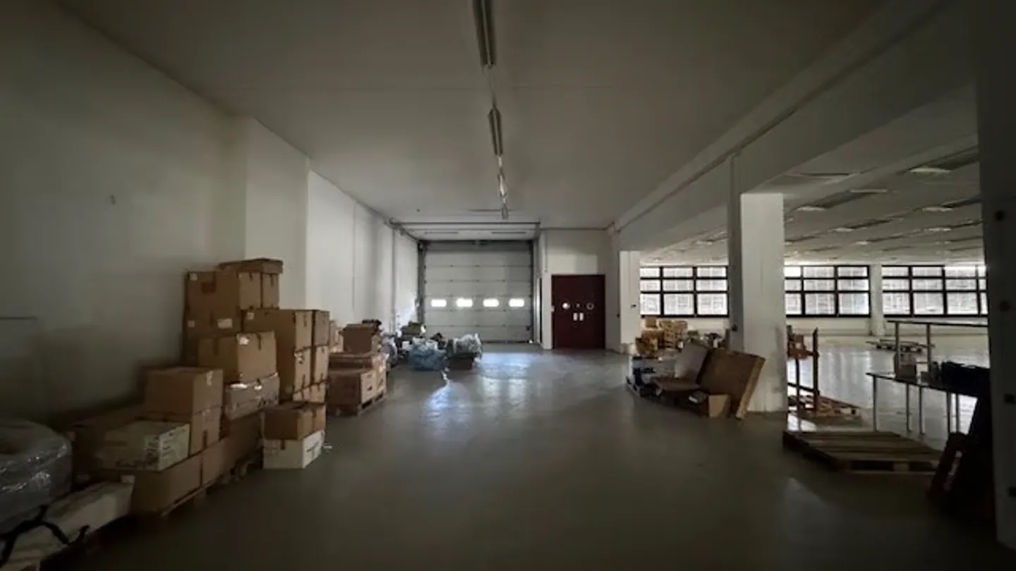 Sale of a large commercial/industrial building/warehouse - Photo 6 of 10