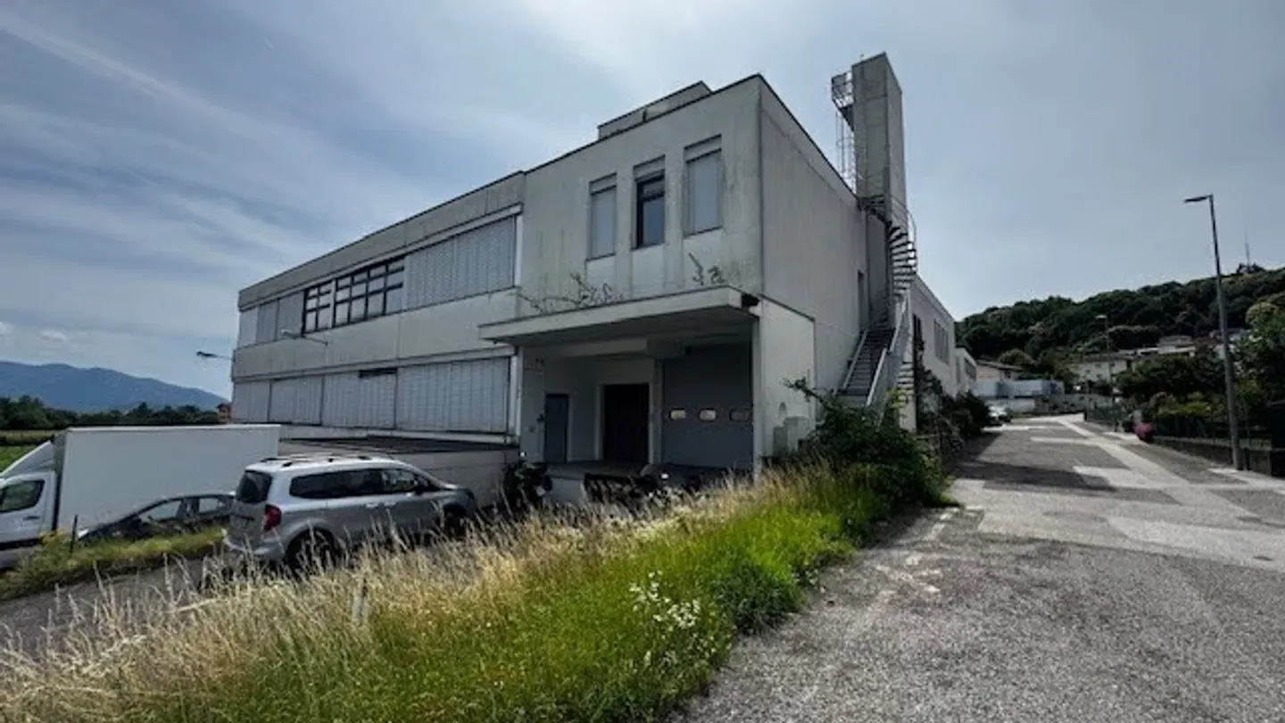Sale of a large commercial/industrial building/warehouse - Photo 7 of 10