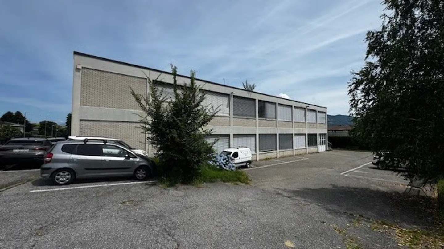 Sale of a large commercial/industrial building/warehouse - Photo 8 of 10