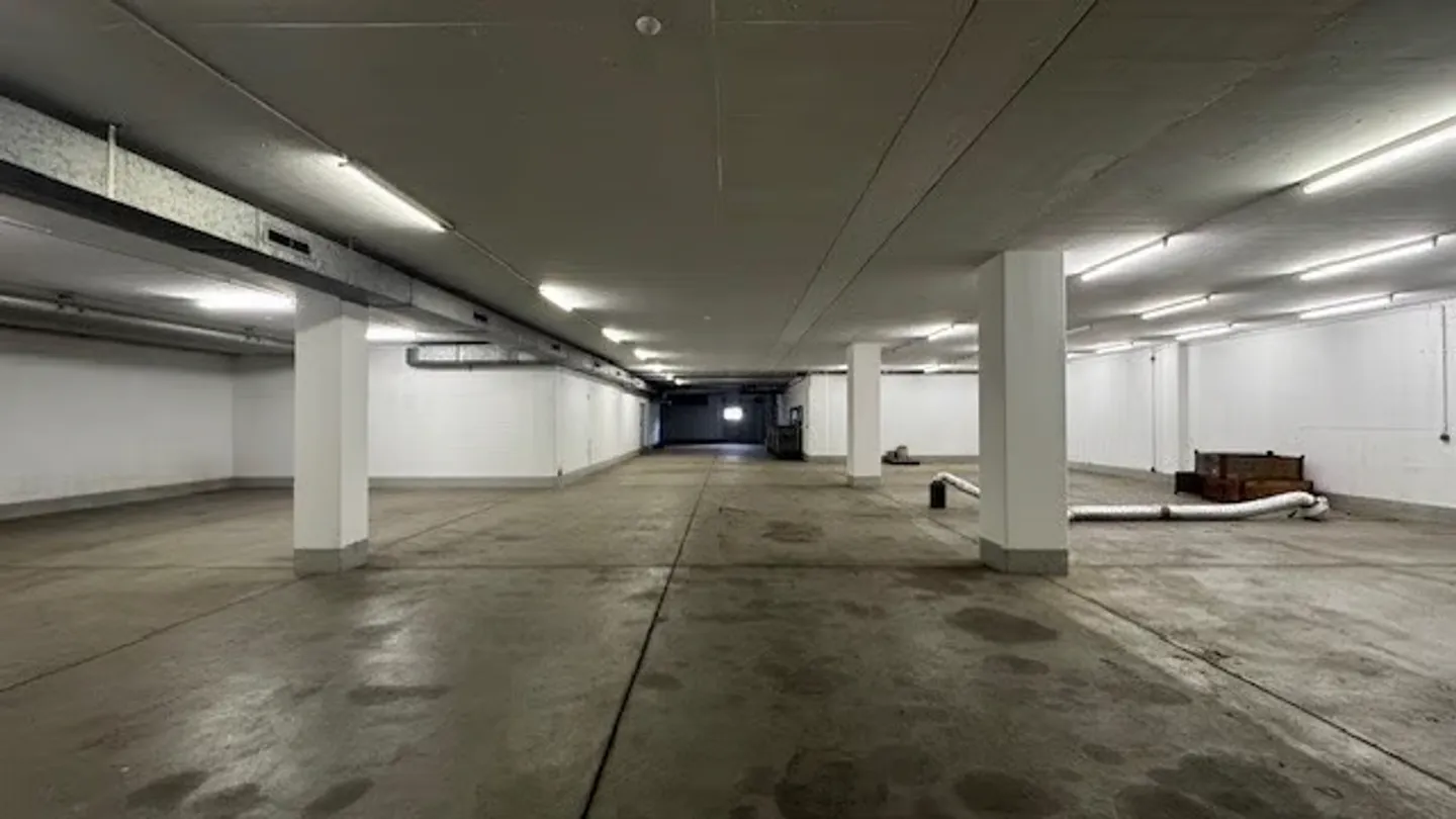 Sale of a large commercial/industrial building/warehouse - Photo 9 of 10