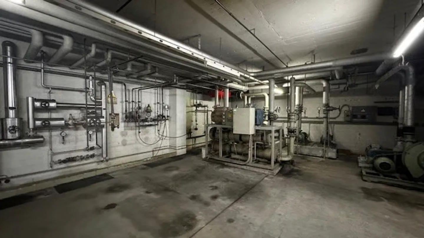 Sale of a large commercial/industrial building/warehouse - Photo 10 of 10