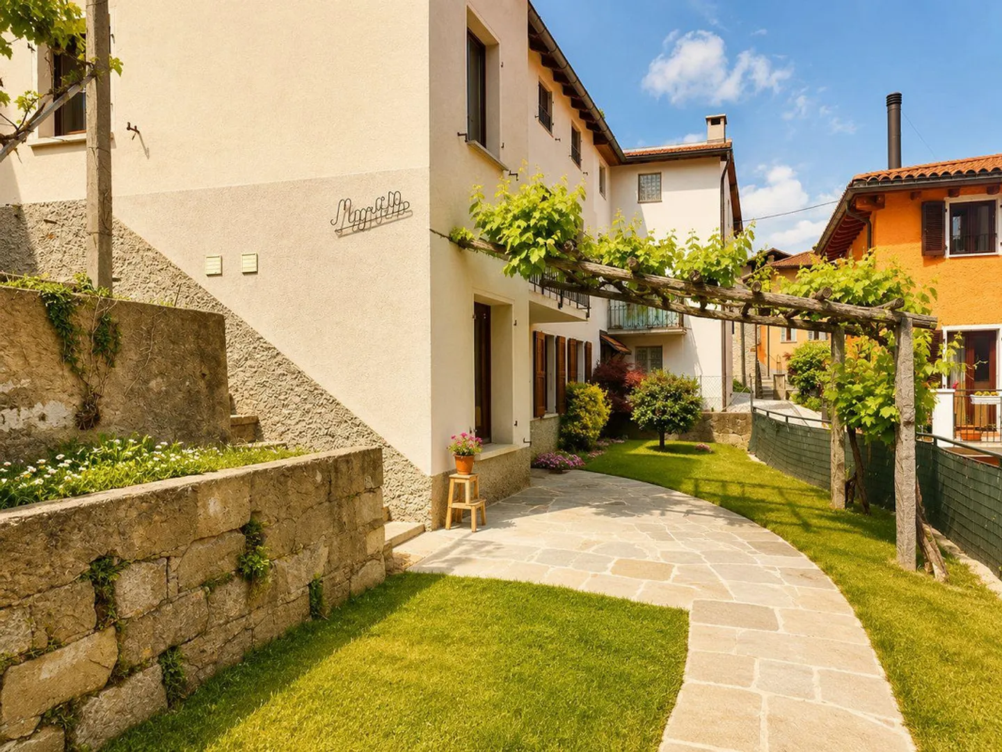 Charming single-family house with private garden in the village of Cimo-Bioggio - Photo 1 of 14