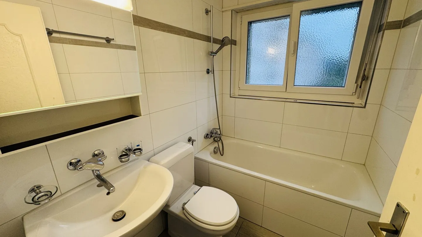 2.5-Zimmer: Balkon, Aussicht, Kellerabteil - per sofort - Foto 3 von 9