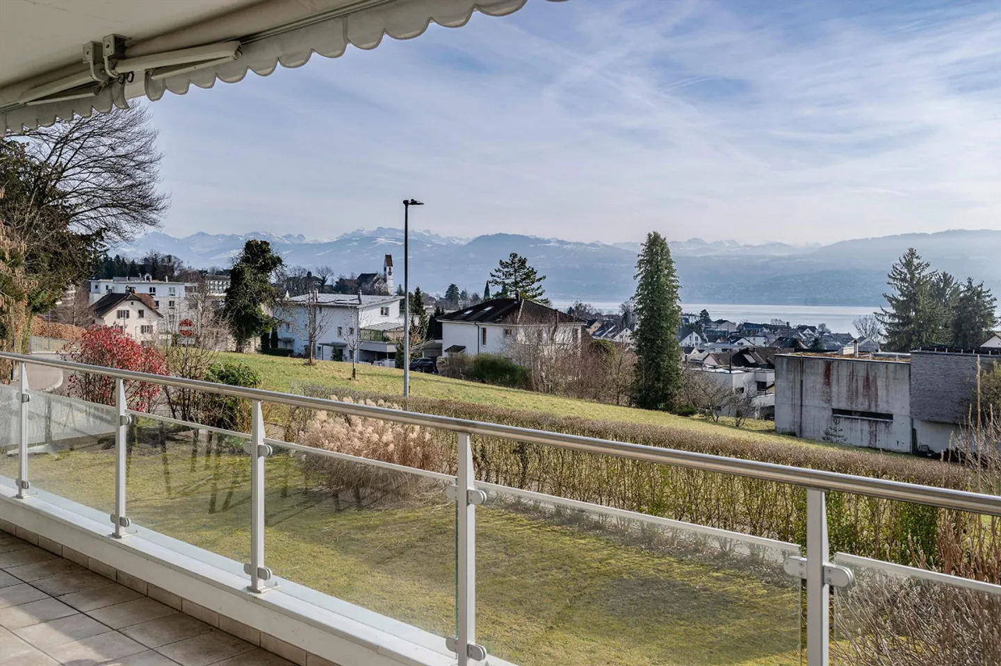 Panorama Wohnung in Männedorf - Foto 1 von 7