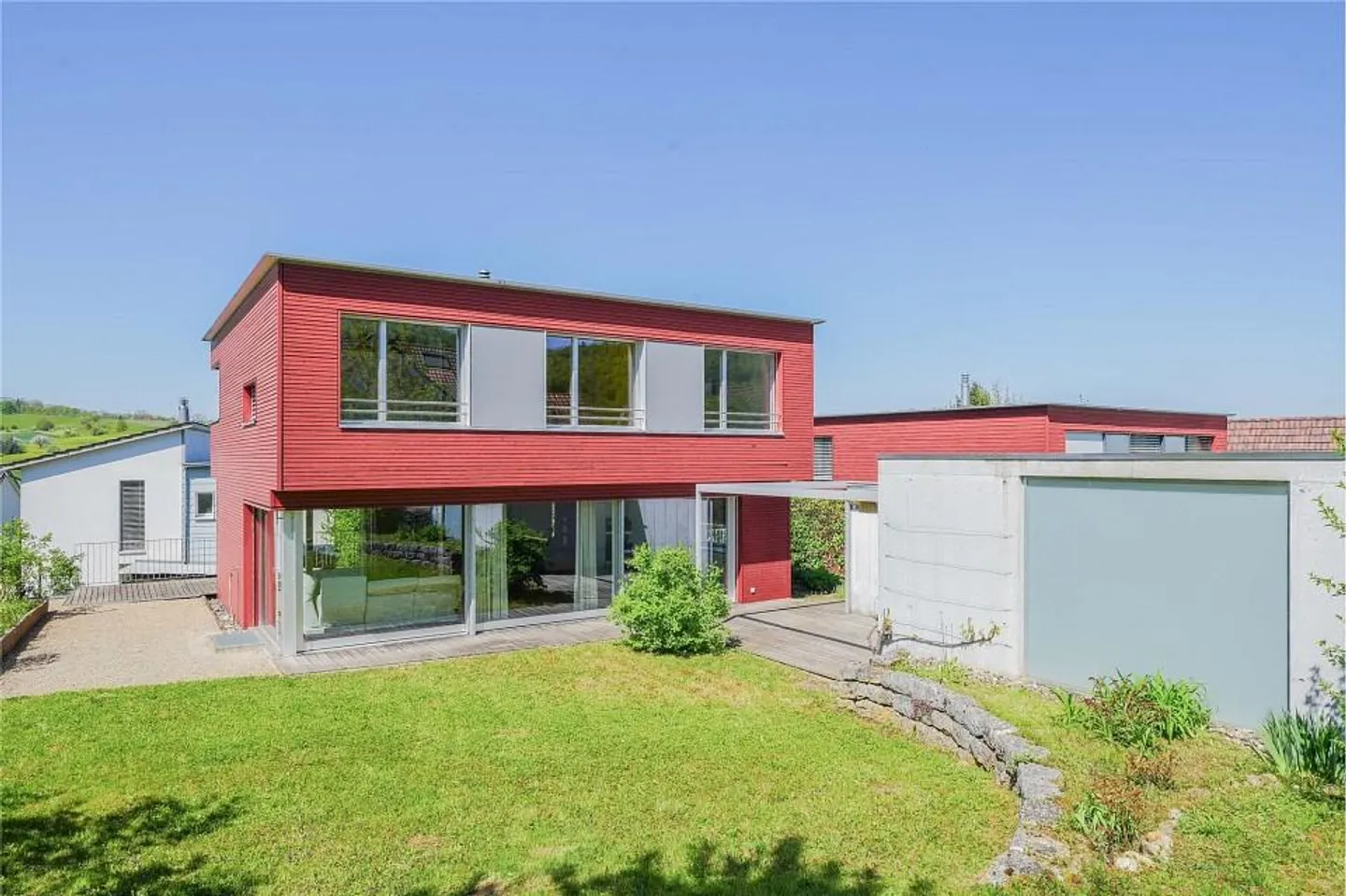 Vivere moderno in una posizione popolare: casa unifamiliare di 6,5 stanze con doppio carport - Foto 1 di 13