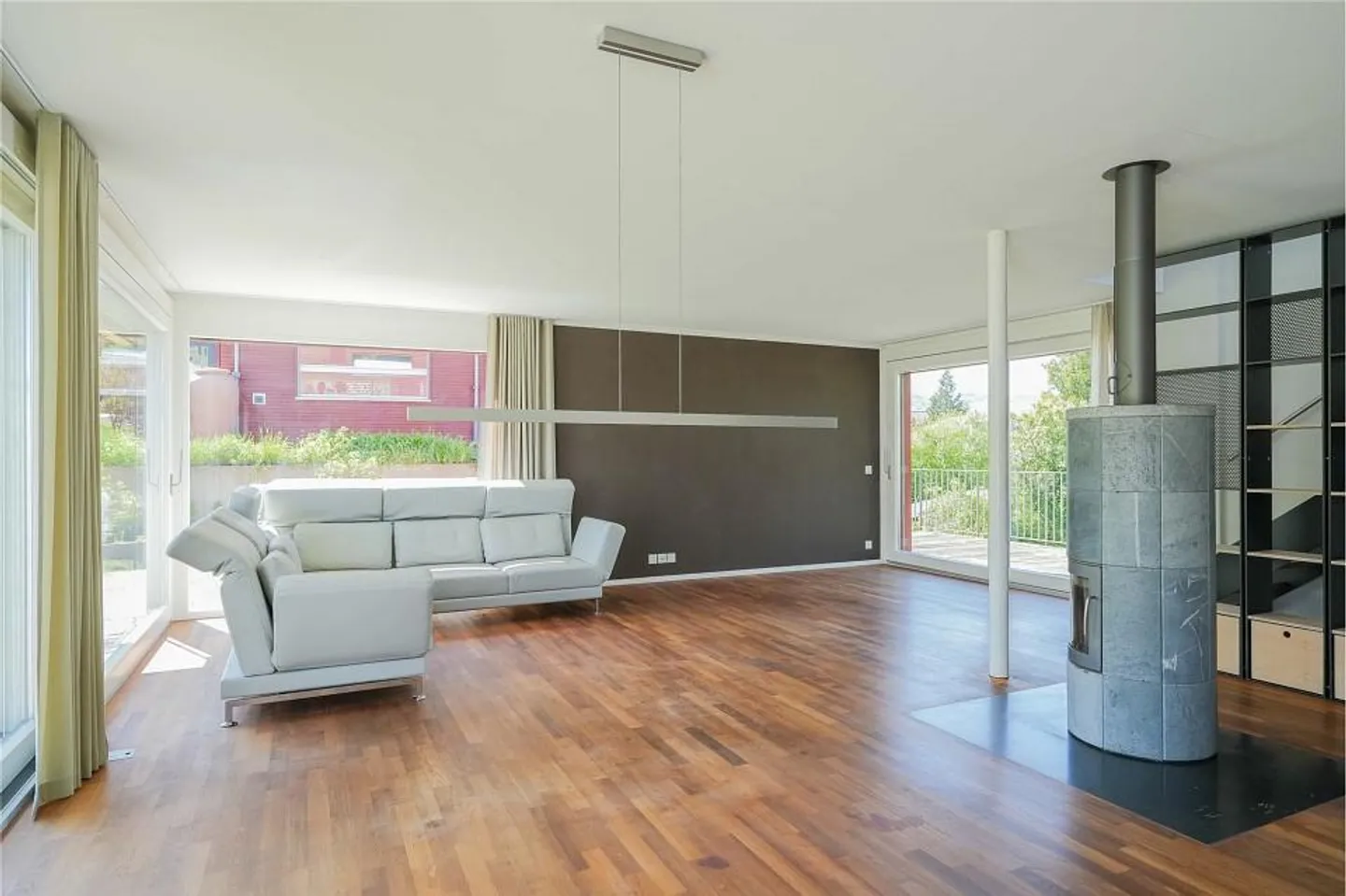 Vivere moderno in una posizione popolare: casa unifamiliare di 6,5 stanze con doppio carport - Foto 5 di 13