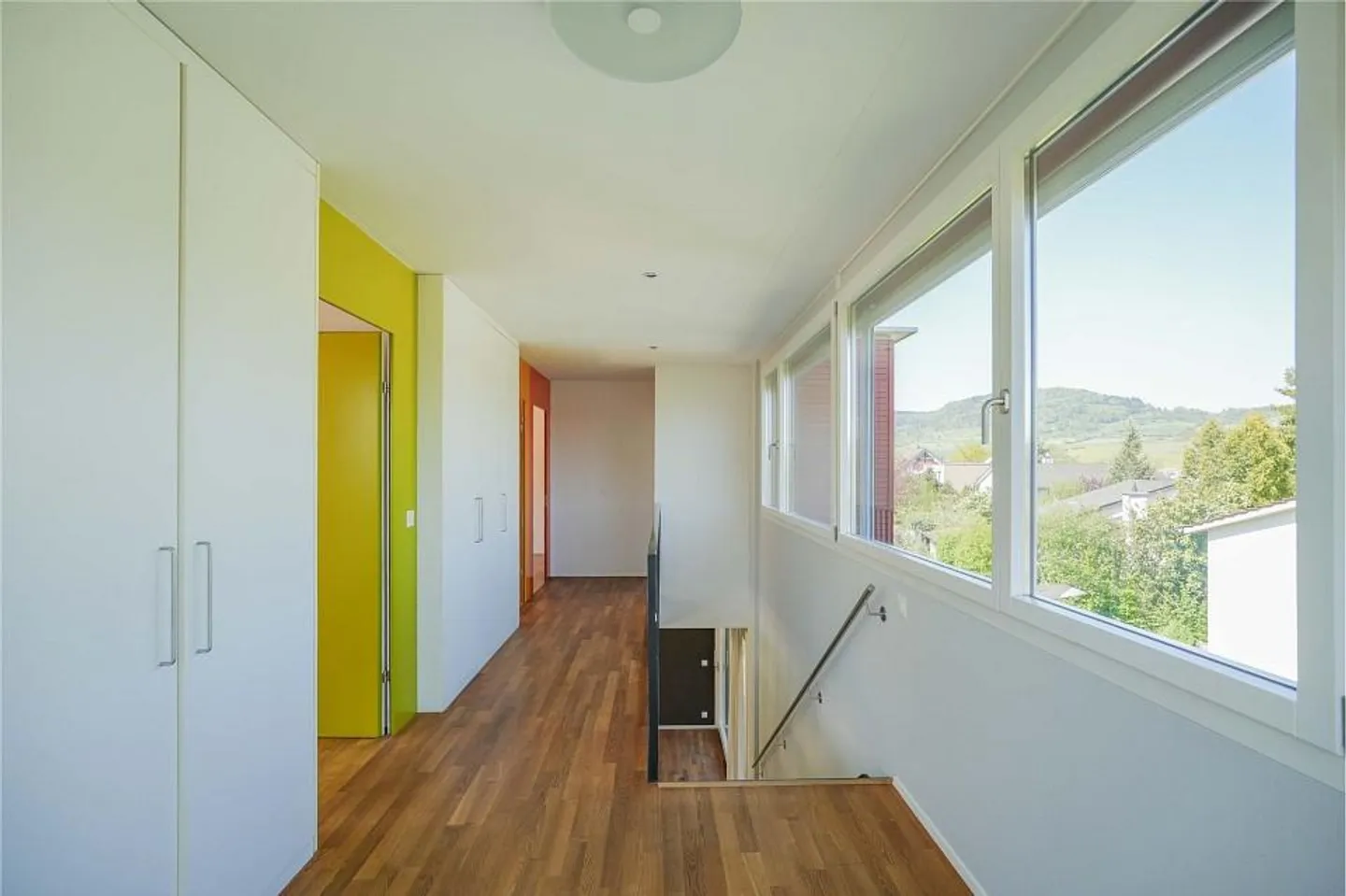 Vivere moderno in una posizione popolare: casa unifamiliare di 6,5 stanze con doppio carport - Foto 6 di 13