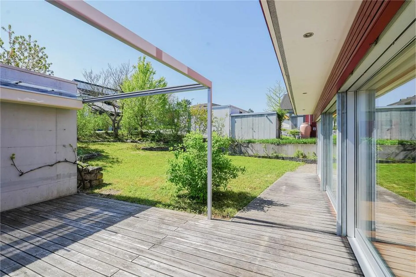 Vivere moderno in una posizione popolare: casa unifamiliare di 6,5 stanze con doppio carport - Foto 8 di 13