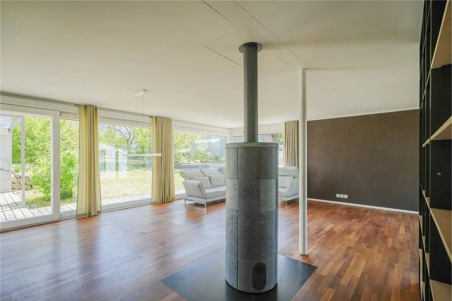 Vivere moderno in una posizione popolare: casa unifamiliare di 6,5 stanze con doppio carport - Foto 2 di 13