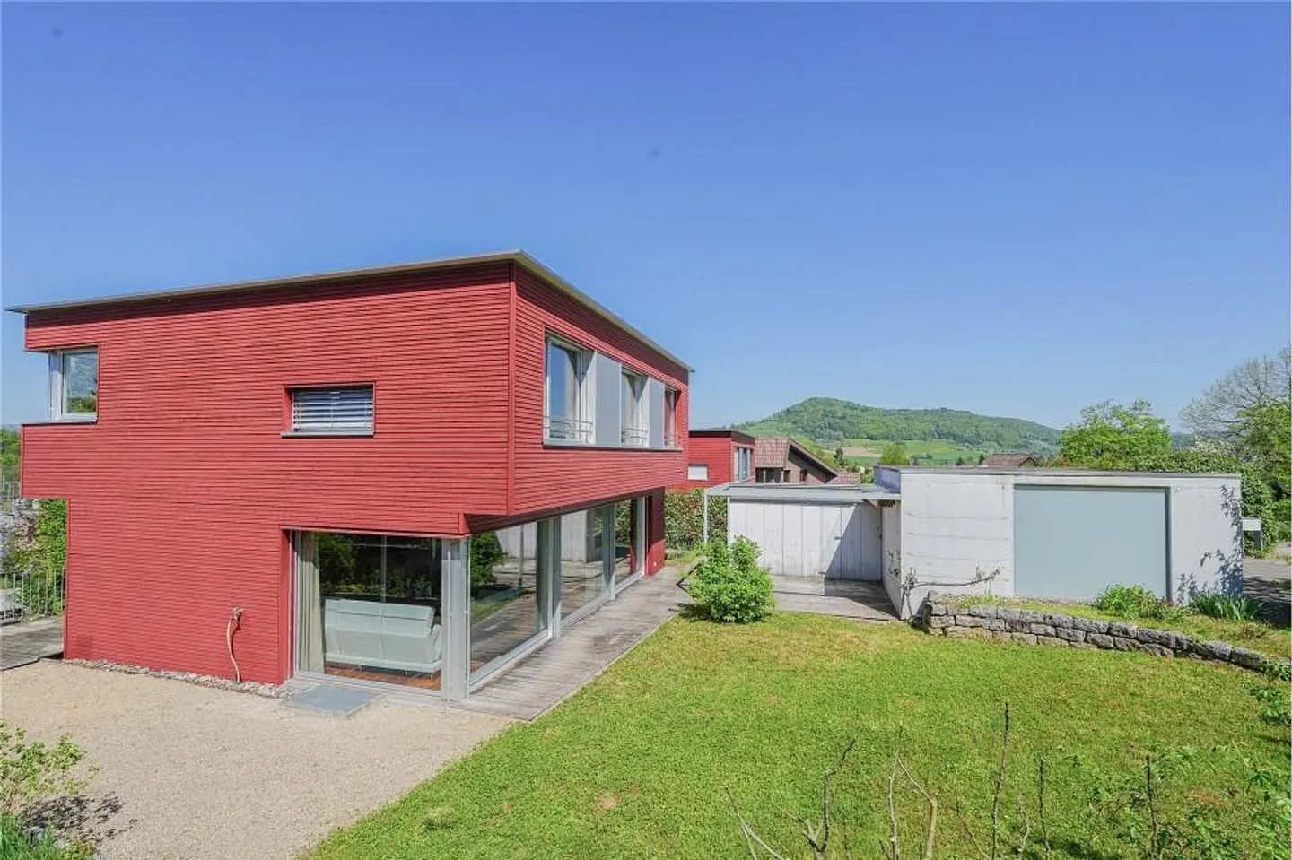 Vivere moderno in una posizione popolare: casa unifamiliare di 6,5 stanze con doppio carport - Foto 3 di 13