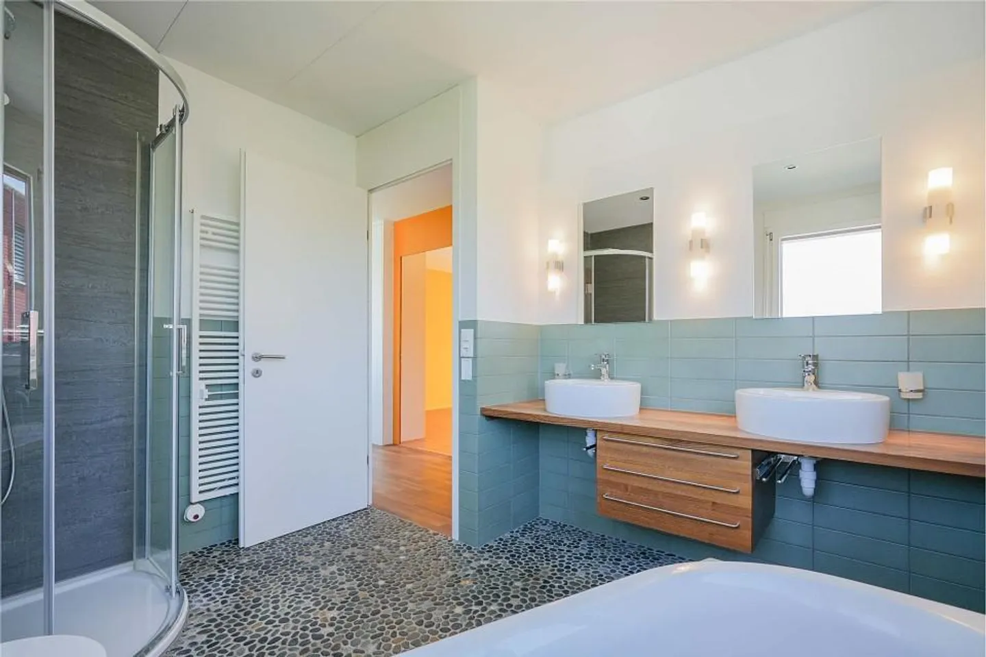 Vivere moderno in una posizione popolare: casa unifamiliare di 6,5 stanze con doppio carport - Foto 12 di 13