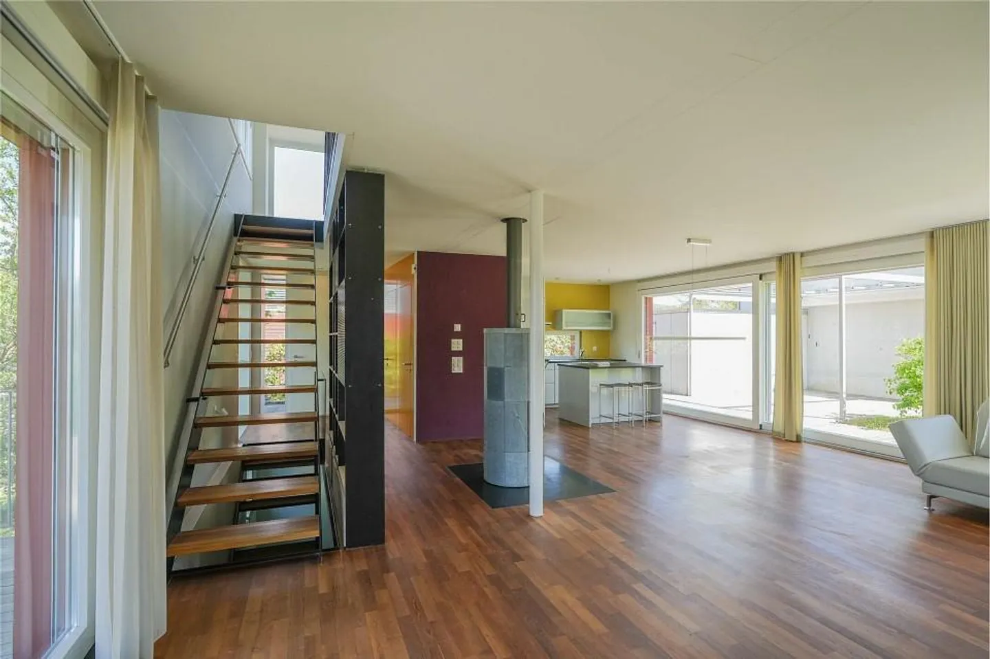 Vivere moderno in una posizione popolare: casa unifamiliare di 6,5 stanze con doppio carport - Foto 13 di 13
