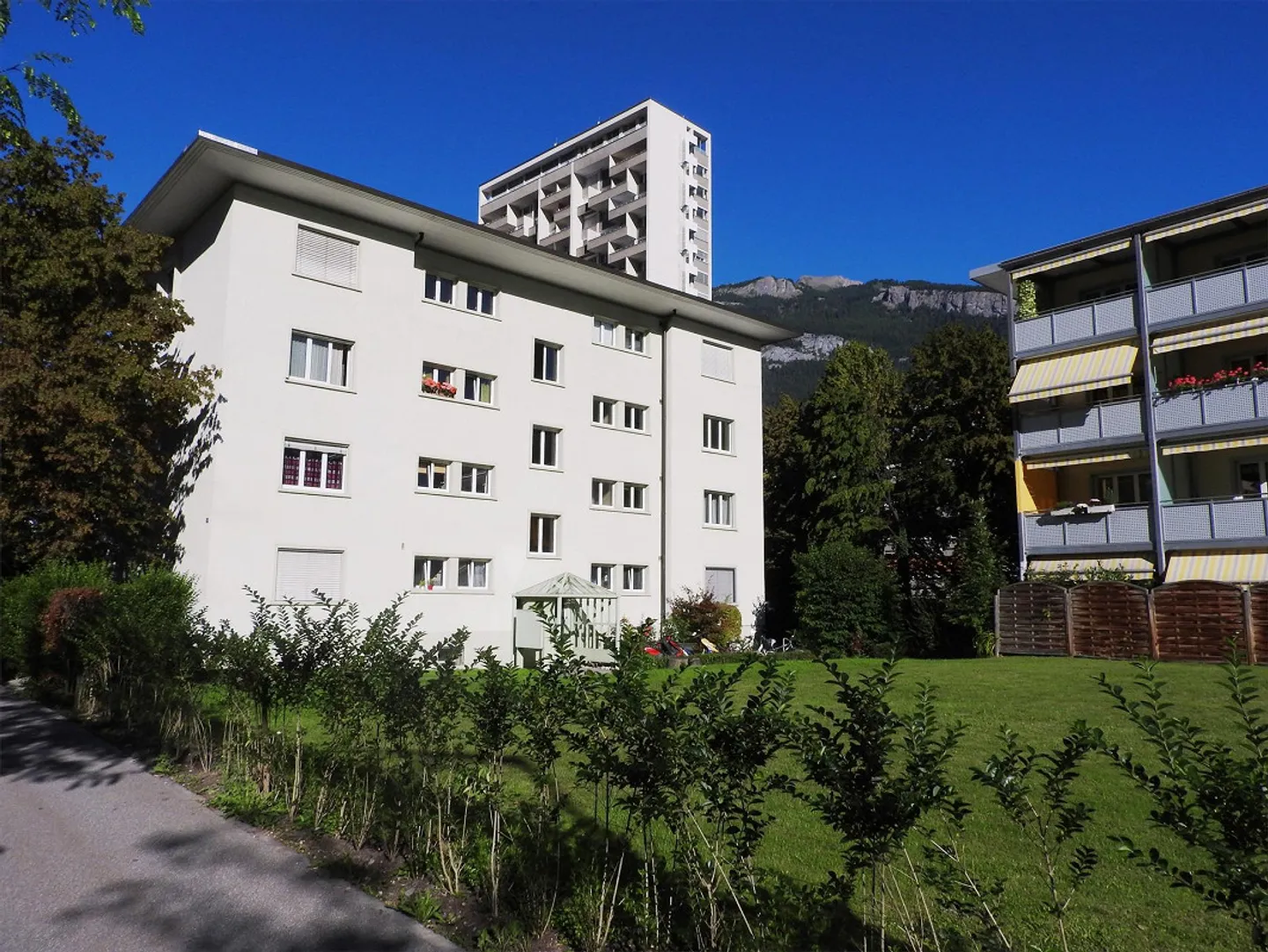 Looking for a change of wallpaper? - Photo 1 of 5