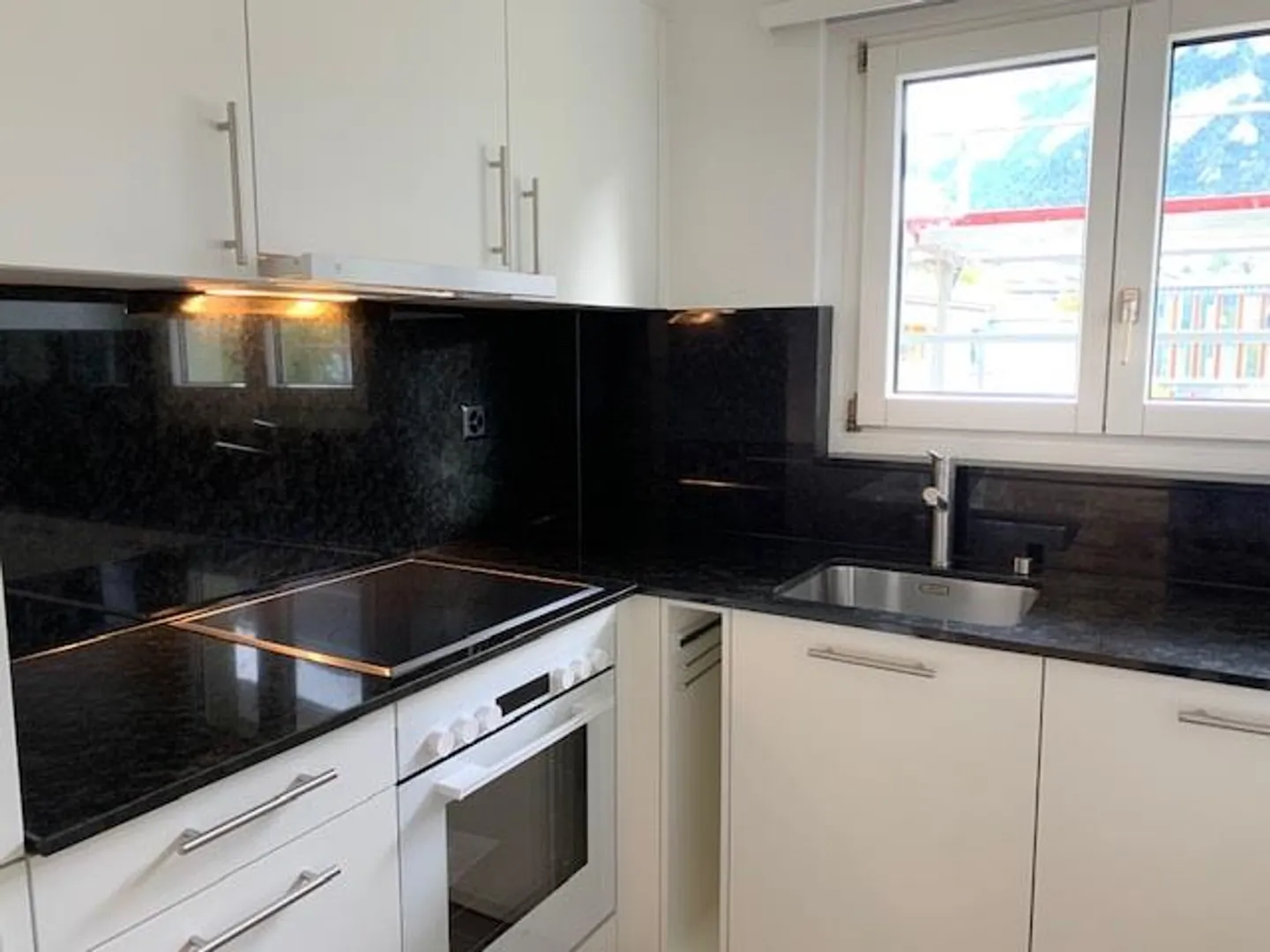 Looking for a change of wallpaper? - Photo 2 of 5