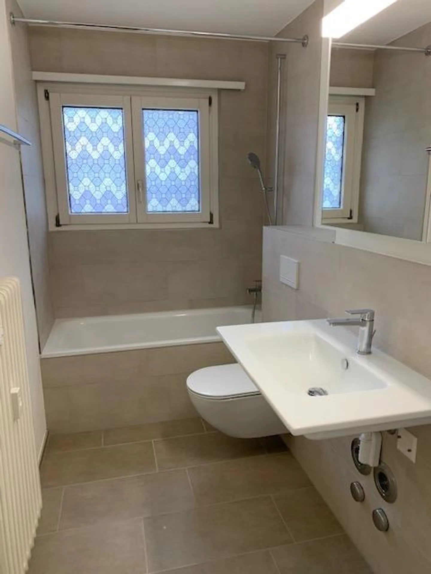 Looking for a change of wallpaper? - Photo 3 of 5