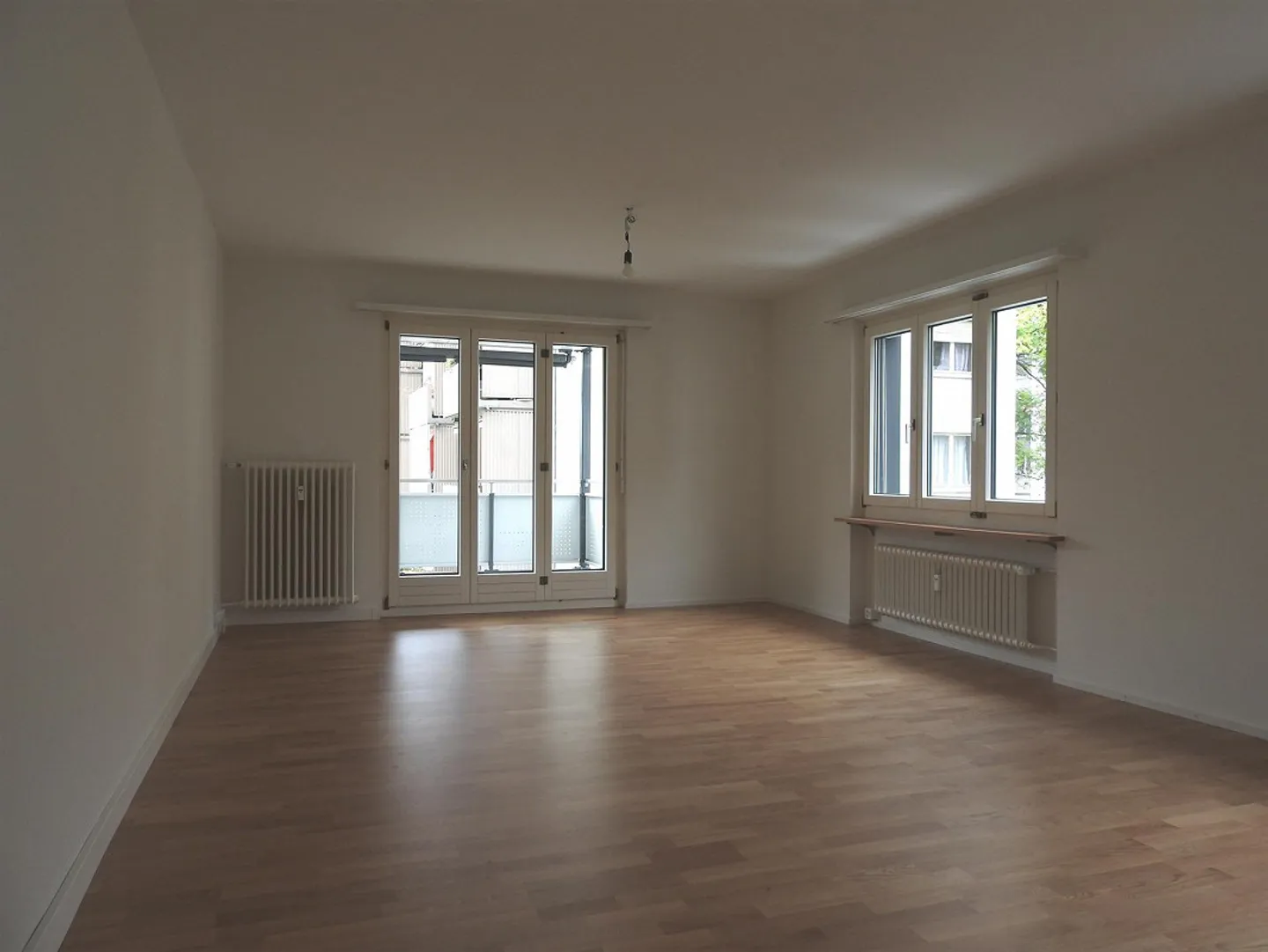 Looking for a change of wallpaper? - Photo 4 of 5