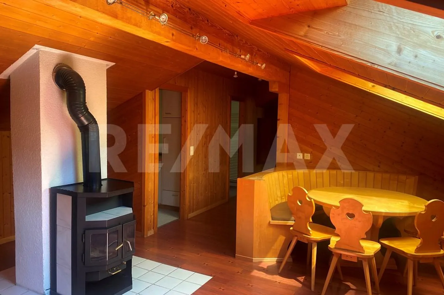 Incantevole appartamento mansardato di 2,5 locali con molto legno e camino a Domat/Ems - Foto 1 di 7
