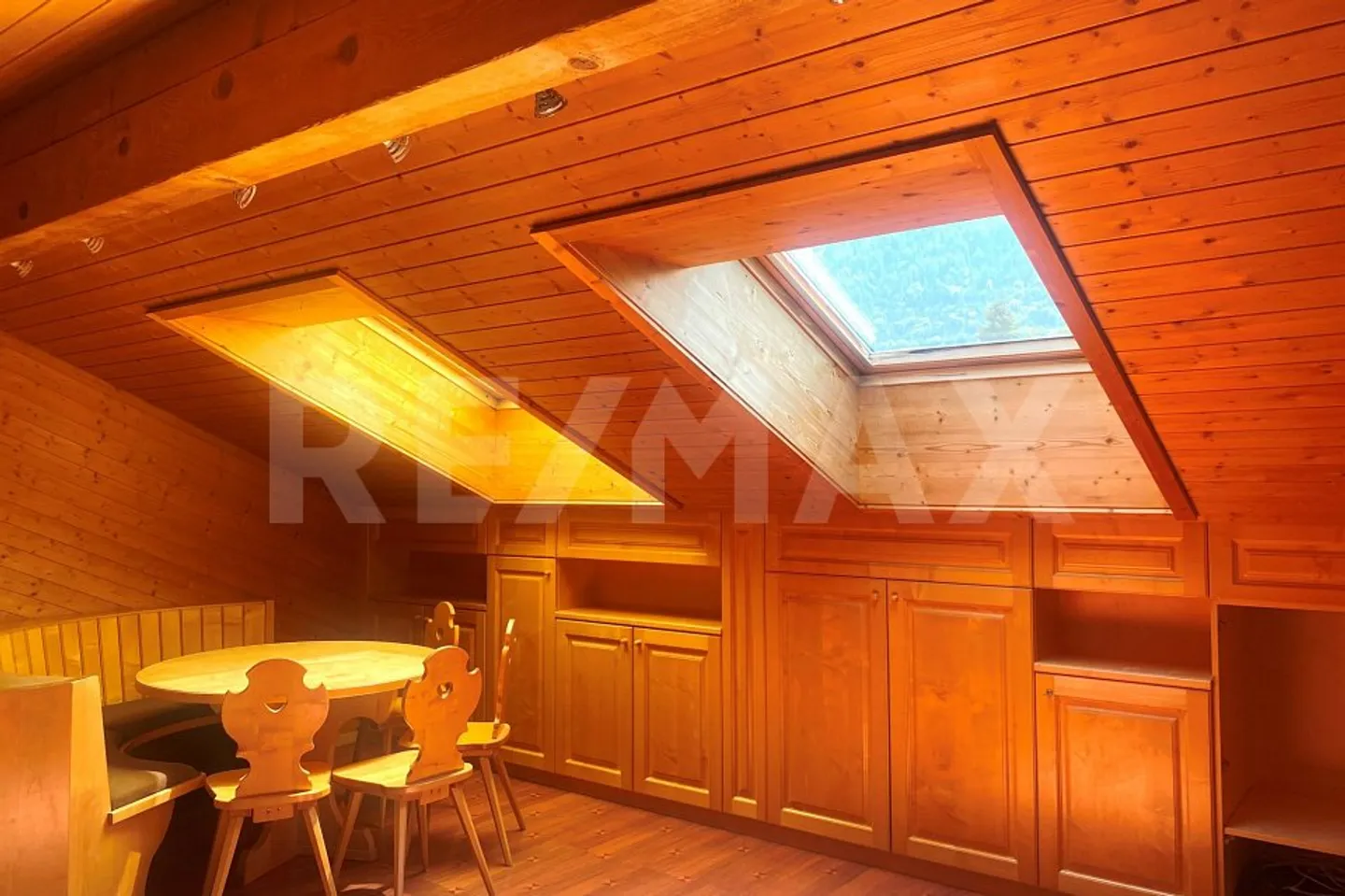 Incantevole appartamento mansardato di 2,5 locali con molto legno e camino a Domat/Ems - Foto 2 di 7