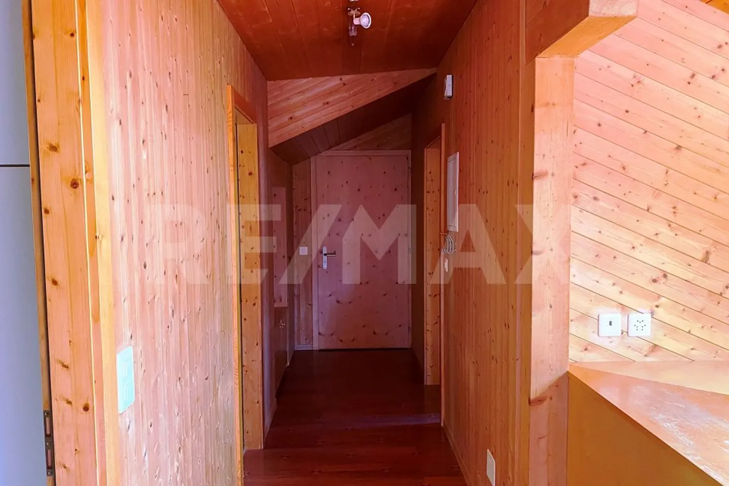 Incantevole appartamento mansardato di 2,5 locali con molto legno e camino a Domat/Ems - Foto 3 di 7